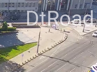 На переходе в центре Москвы машина сбила самокатчика