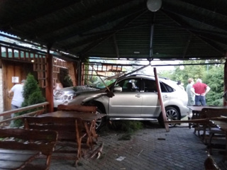 Иномарка въехала в летнее кафе во Пскове, пострадали три человека