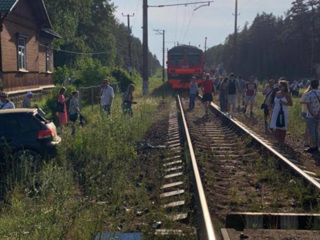 В Ленобласти торопливый водитель столкнулся с поездом