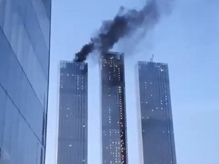 Возле Москва-Сити загорелась недостроенная башня