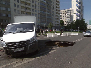 5 человек получили травмы из-за провала асфальта на юго-западе Москвы