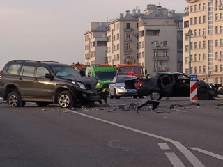 Машины разбросало в стороны: автокатастрофа у стен Кремля