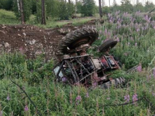 В Бурятии тракторист погиб, перевернувшись на лесной дороге