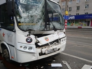 Автобус столкнулся с грузовиком в Северодвинске, пострадали 16 человек