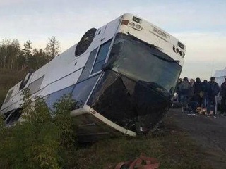 Автобус с детьми опрокинулся в Алтайском крае