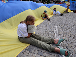 Возмущенные украинцы покидают Германию