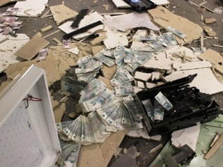 В Мытищах налетчики взорвали банкомат в продуктовом магазине