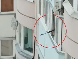 Мужчина, целившийся из окна по детской площадке в Москве, задержан