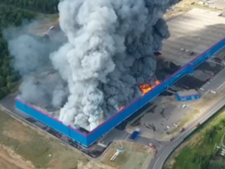 На горящем складе "Озона" обрушилась треть крыши, пожар локализован