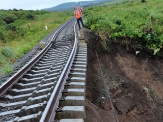 Пригородный поезд сошел с рельсов на Сахалине из-за подтопления пути
