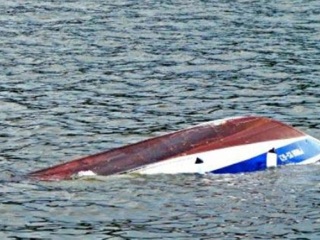 Три человека утонули после опрокидывания лодки в Кировской области