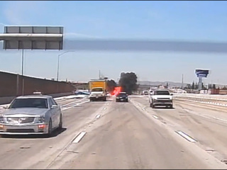 В Калифорнии легкомоторный самолет упал на автостраду