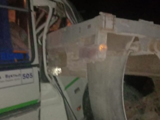 Пассажирский автобус на скорости врезался в прицеп в Коми