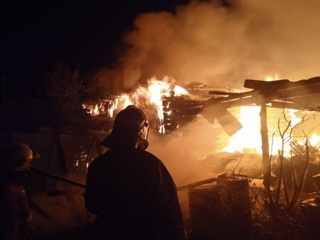 В Екатеринбурге вспыхнуло кафе, огонь охватил около 200 квадратных метров