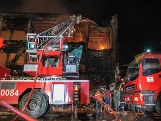 Еще двух погибших нашли под завалами на сгоревшем рынке в Ереване