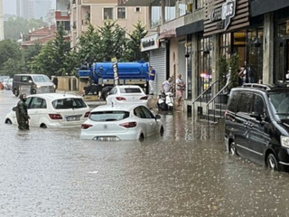 Один человек погиб и не менее шести пострадали во время урагана в Турции