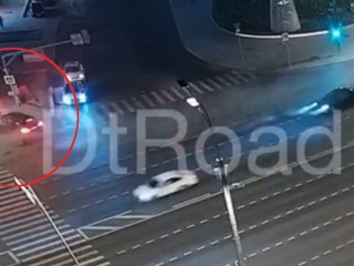 В Москве автомобиль вылетел на тротуар и врезался в столб