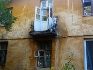 В жилом доме Уфы обрушился балкон с людьми