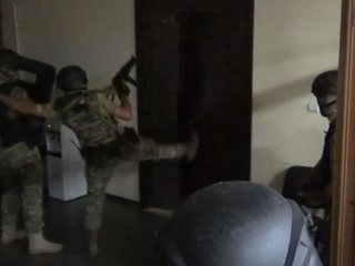 Полиция Армении показала кадры штурма мэрии, где засел мужчина с оружием