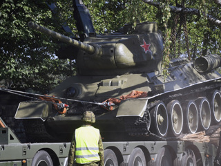 В Эстонии преследуют защитников памятника Т-34