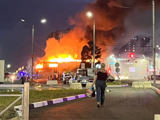 В Мытищах крупный пожар в кафе перекинулся на торговые павильоны
