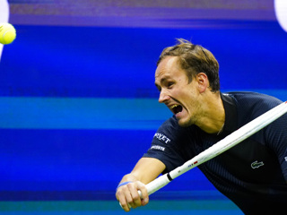 Медведев проиграл Вавринке на турнире в Меце