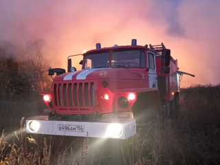 В Оренбуржье пожарные пытаются спасти от огня несколько сел