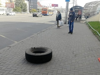Отвалившееся от автобуса колесо сбило женщину на остановке в Омске