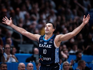 Экстра-трехочковый. Баскетболист Греции забросил с центра площадки