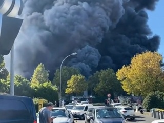 Мощный пожар охватил склад международного рынка под Парижем