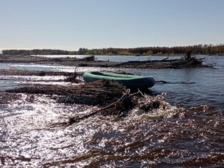 Лодки с туристами перевернулись на реке в Магаданской области