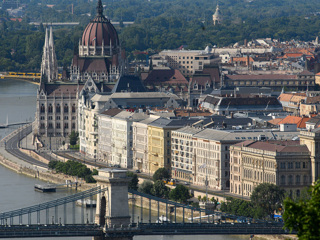 Венгрия первой в ЕС начала "национальные консультации" о санкциях