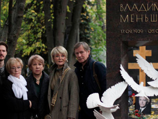 На могиле Владимира Меньшова появился необычный памятник