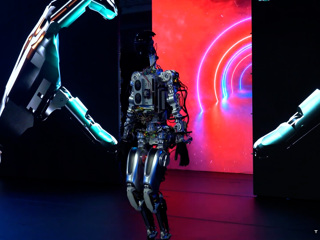 Илон Маск показал прототип человекоподобного робота