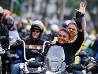 Болсонару опережает Лулу да Силву на президентских выборах в Бразилии
