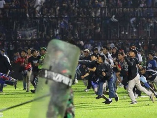 Власти Индонезии уточнили количество жертв беспорядков на стадионе
