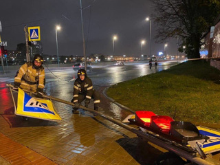Больше 200 спасателей устраняют последствия стихии в Петербурге