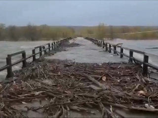 На Камчатке паводок разрушил мост и отрезал село от сообщения