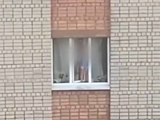 Напуганный мальчик едва не выпал из окна квартиры в отсутствие мамы