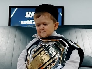 Хасбик избил бойца UFC и отобрал у него чемпионский пояс