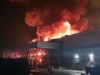 В здании горящего склада обрушилась стена и крыша