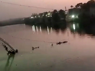 Более 40 человек погибли после обрушения моста в Индии