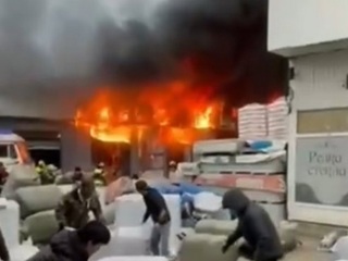 Пожар вспыхнул на строительном рынке на юге Москвы