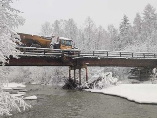 Тягач с лишним весом повредил мост в Амурской области