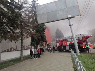 Начало серьезного пожара в пензенском ТЦ попало на видео