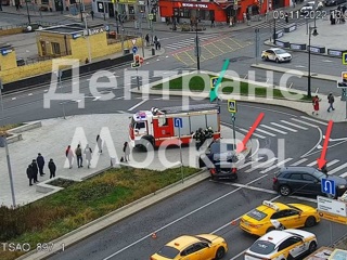 Серьезная авария из-за колеса попала на видео в центре Москвы