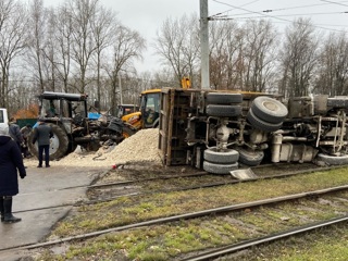 Столкновение трактора и грузовика в Подмосковье попало на видео
