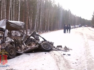 Три человека погибли в смятой легковушке на трассе в Красноярском крае