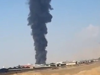 Иранские пожарные борются с огнем на заводе моторных масел