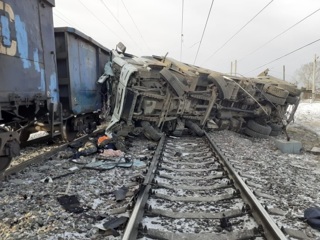 Под Братском поезд снес выехавший на переезд грузовик, водитель погиб